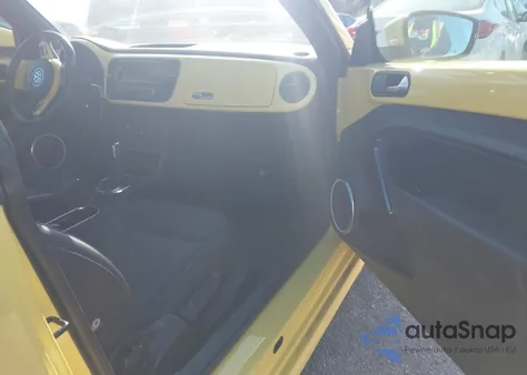 2014 Volkswagen Beetle 2.5L z USA, uszkodzony, nr VIN 3VWJX7AT4EM621292